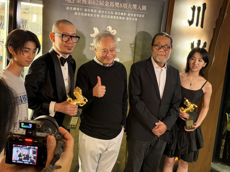 白潤音（左起）、導演張吉安、李安、李屏賓、許恩怡出席《地母》慶功宴。（記者鍾志均攝）