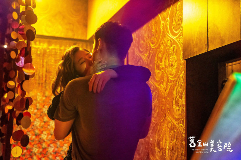 方志友（左）、章廣辰在《舊金山美容院》於廁所激情擁吻。（TVBS提供）