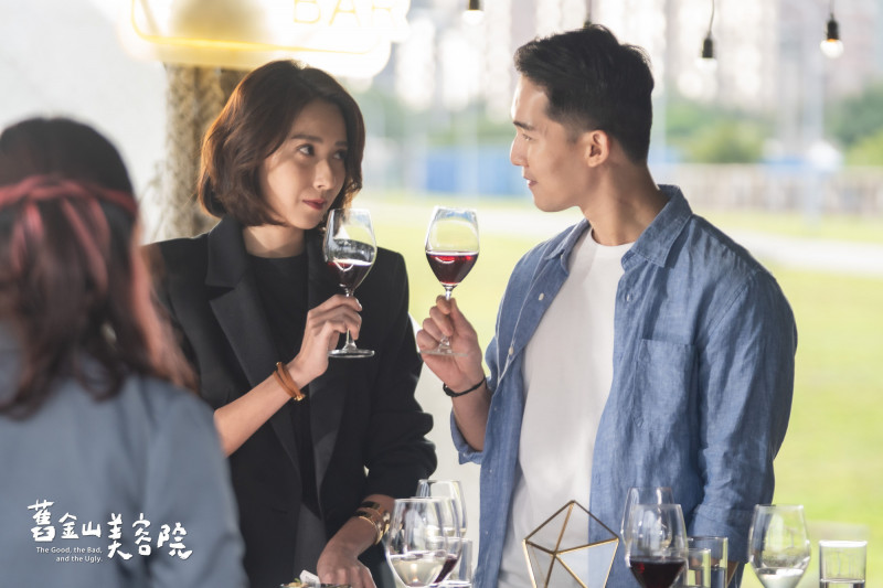 楊晴（左）在《舊金山美容院》與楊鎮（右）因合作案子開始頻繁互動。（TVBS提供）