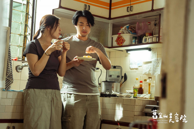 劉品言（左）在《舊金山美容院》與連晨翔的「友情」逐漸升溫。（TVBS提供）