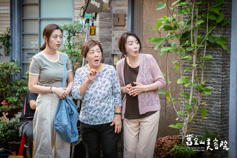 劉品言（左）在《舊金山美容院》以角色調侃「劉品言」有點胖。（TVBS提供）