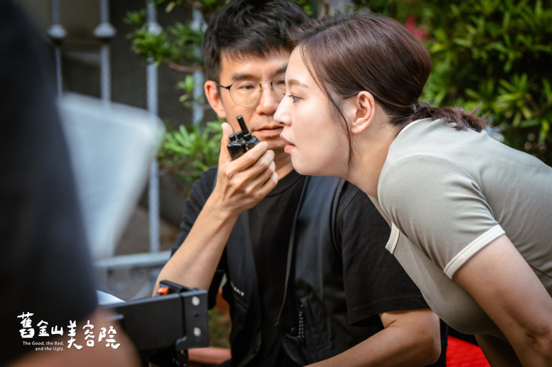 導演杜政哲驚喜客串《舊金山美容院》，與劉品言有逗趣互動。（TVBS提供）