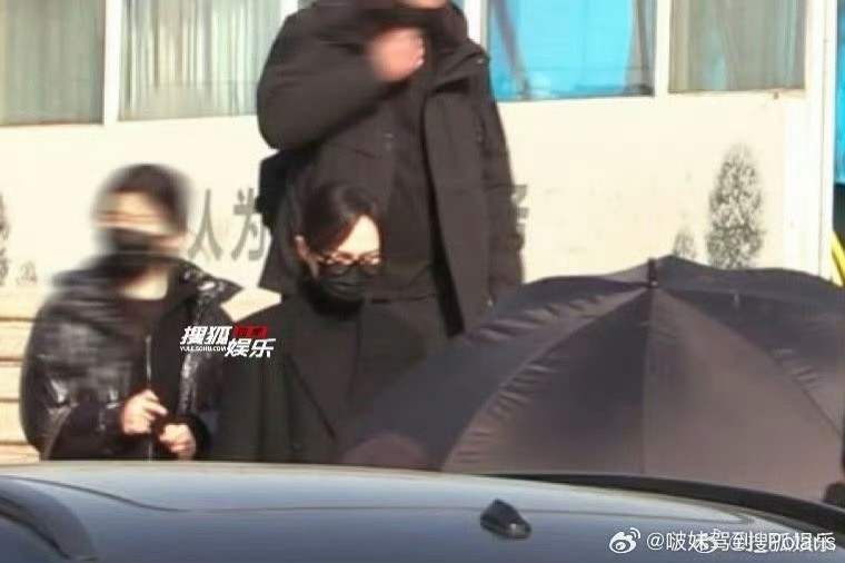 唐嫣被目擊現身羅晉父親告別式。（翻攝自微博）