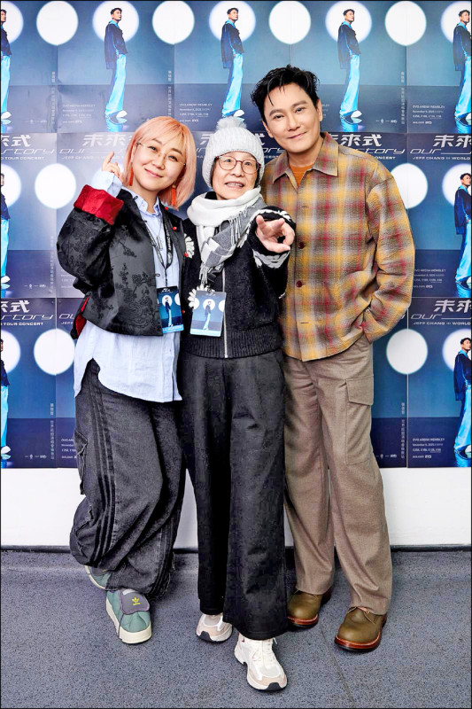 張信哲（右）到歐洲巡演，張媽媽（中）還特別飛去看兒子。（潮水音樂提供）