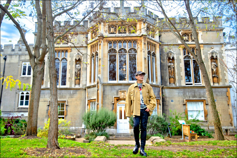 張信哲趁著開演唱會走訪不同的城市。（潮水音樂提供）