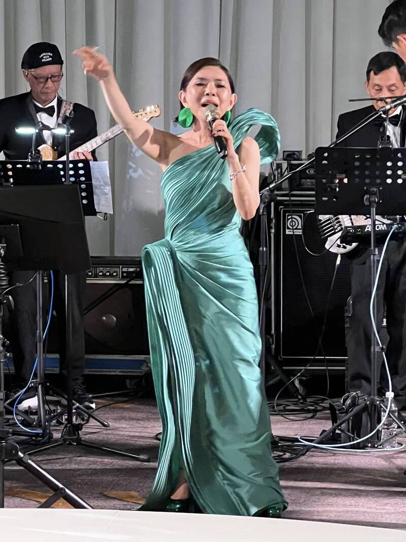 張清芳在婚禮上高歌。（翻攝自李明依臉書）