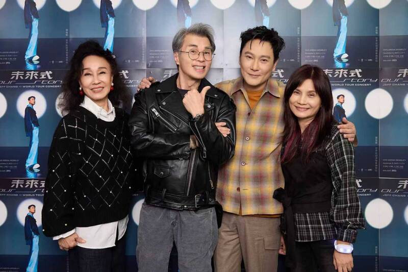 舞蹈家曹金鈴（左起）、新加坡音樂才子葉良俊在倫敦看信哲演唱會還到後台與他會面。（潮水音樂提供）