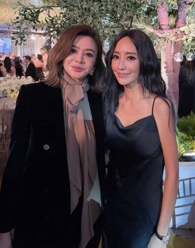 關穎（右）開心和關之琳拍合照。（翻攝自關穎IG）