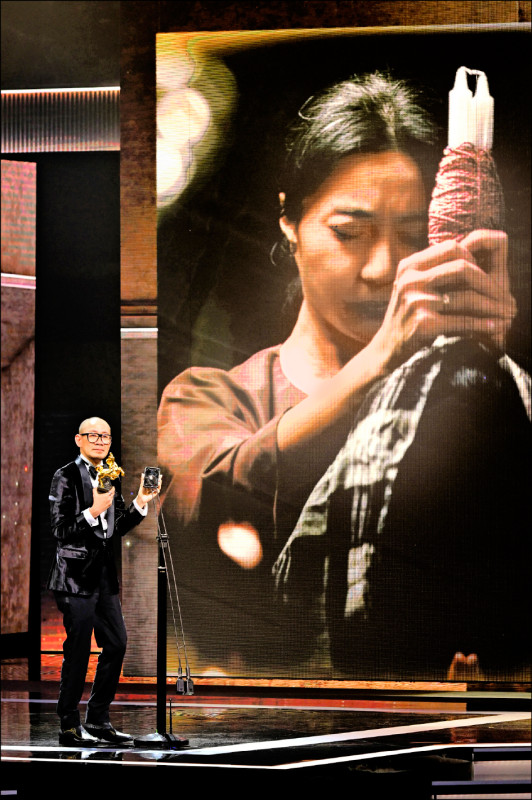 范冰冰以《地母》奪后，張吉安在她的劇照前代領獎項，並連線她發表得獎感言。（台視提供）