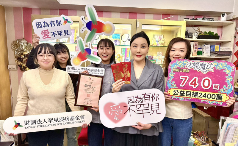 沈嶸（右二）每月不忘力行公益。（沈嶸提供）