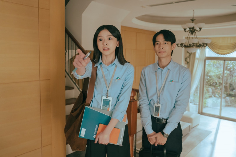 陳姸霏（左）和黃河在《人生只租不賣》首度合作，擦出不少逗趣火花。（公視台語台提供）