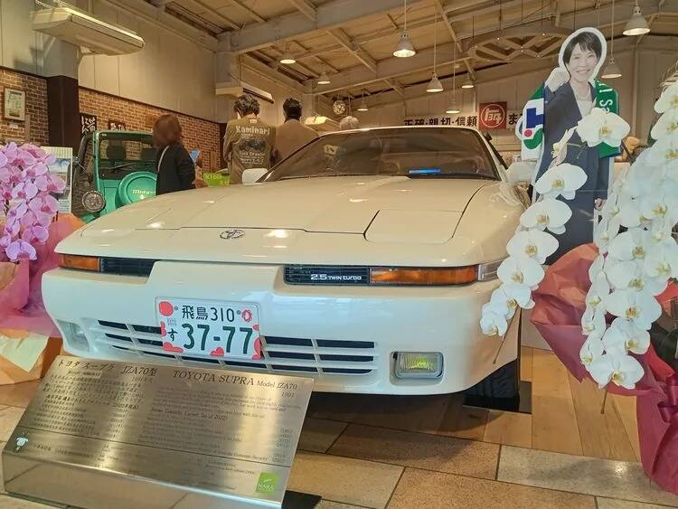 高市早苗的汽車車牌為「37-77」為她和老公的生日，卻被小粉紅硬扯上辱華。（翻攝自X）