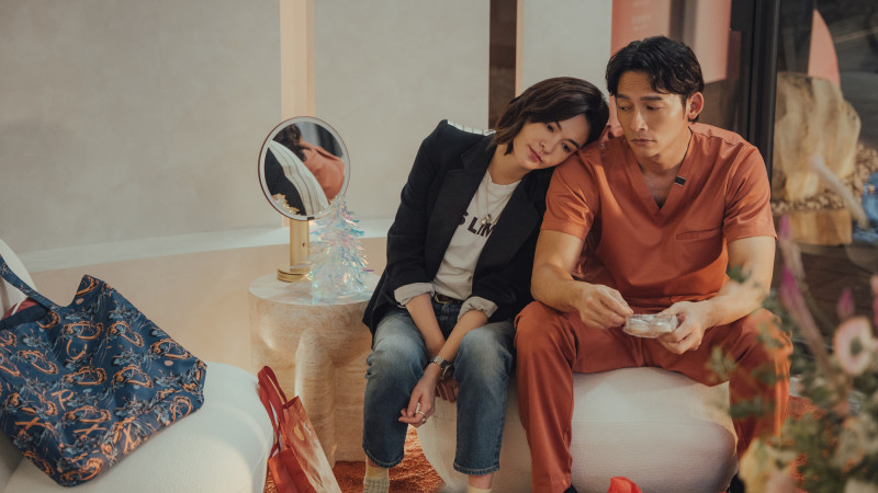 温昇豪（右）在《整形過後》重逢張榕容掀起感情風暴。（六魚文創提供）