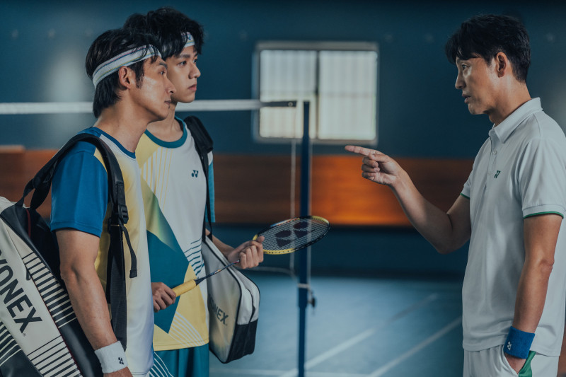 温昇豪（左一）與李廷鎮（右）、洪暐哲在《整形過後》三男為張榕容失控。（六魚文創提供）