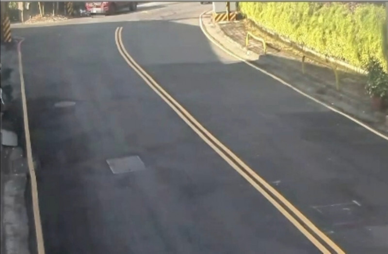 路口監視器拍下撞車瞬間，畫面左上方為黃子佼的汽車與倒地的林婦。（資料照）