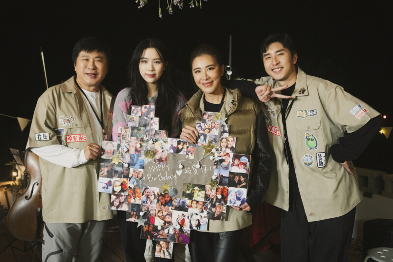 Emma（左二）出身演藝世家，胡瓜（左一）是她外公、媽媽是小禎（右二），舅舅則是胡釋安。（客台提供）