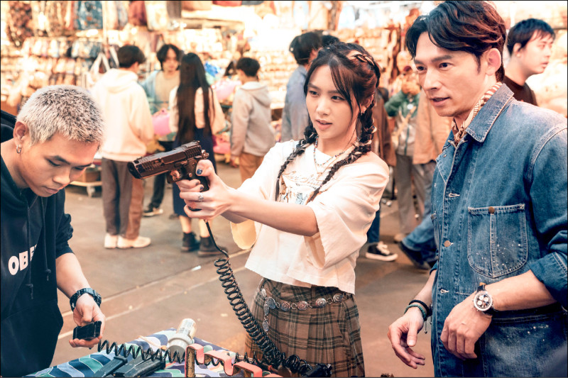 温昇豪（右）在《整形過後》和Emma飾演父女。（六魚文創提供）