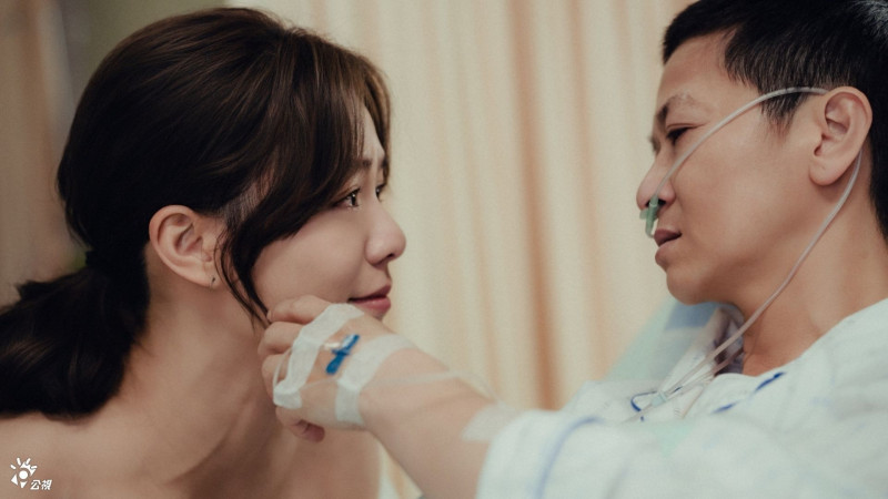 宋芸樺（左）與謝瓊煖在《人浮於愛》演母女融入真情。（公共電視、台灣大哥大MyVideo提供）