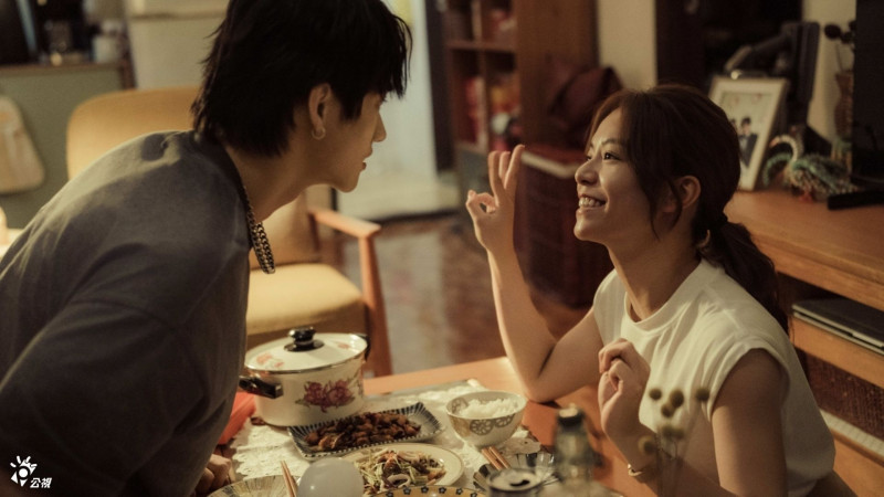 宋芸樺（右）與范少勳合作《人浮於愛》，默契十足。（公共電視、台灣大哥大MyVideo提供）