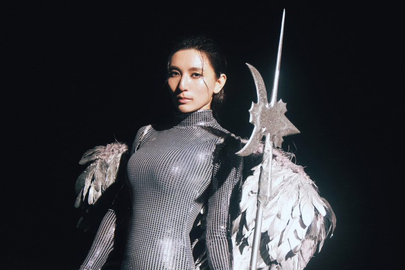 黃瑋昕化身銀色天使。（索尼提供）