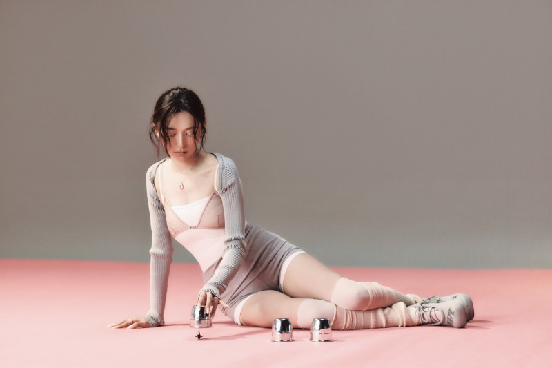 黃瑋昕在MV中一人分飾三角。（索尼提供）