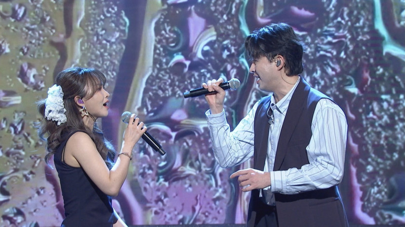 杜忻恬（左）與李子森對唱從沒笑場過被視為很變態。（中視提供）