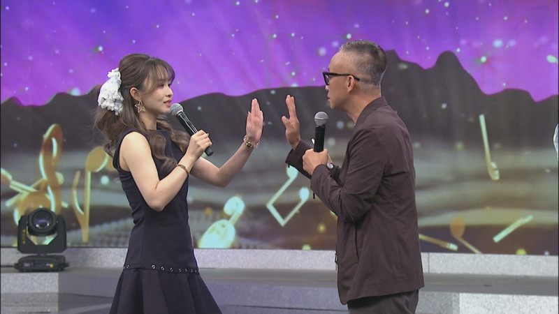 許常德（右）傳授台語對唱POSE招數。（中視提供）