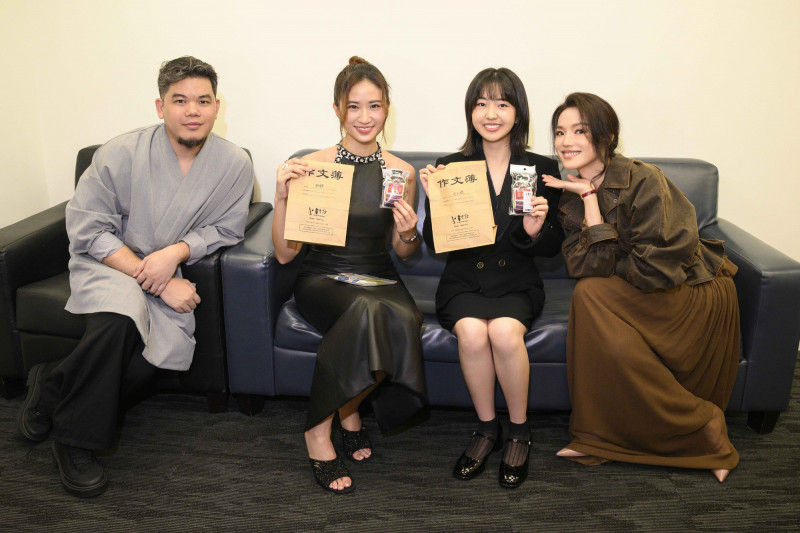 舒淇（右起）、白小櫻、9m88出席新加坡國際影展《女孩》開幕，影展方送上作文簿和堅持膏給兩位演員。（甲上娛樂提供）