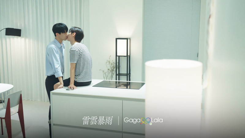 尹智聖（右）在《雷雲暴雨》被鄭利宇嫌棄也從不退縮，勇敢地用「親吻」作為挑戰關係的籌碼。（GagaOOLala提供）