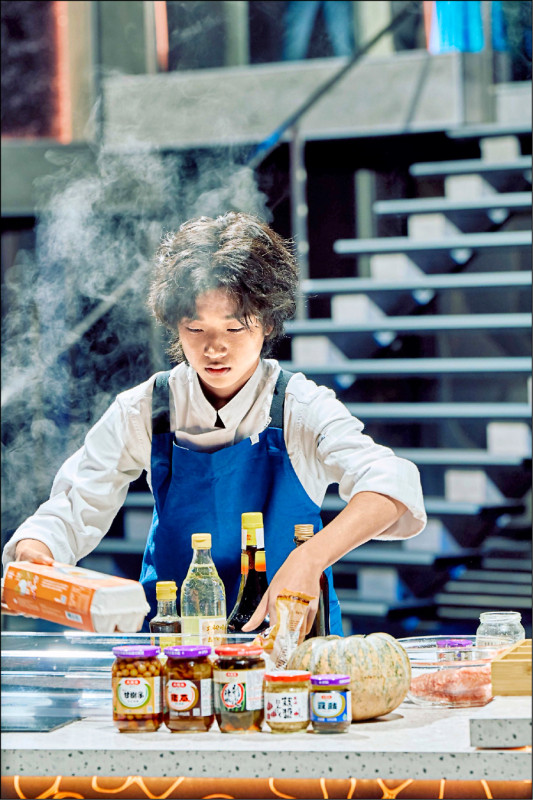 白潤音專注完成料理任務，展現超齡實力。（三立提供）