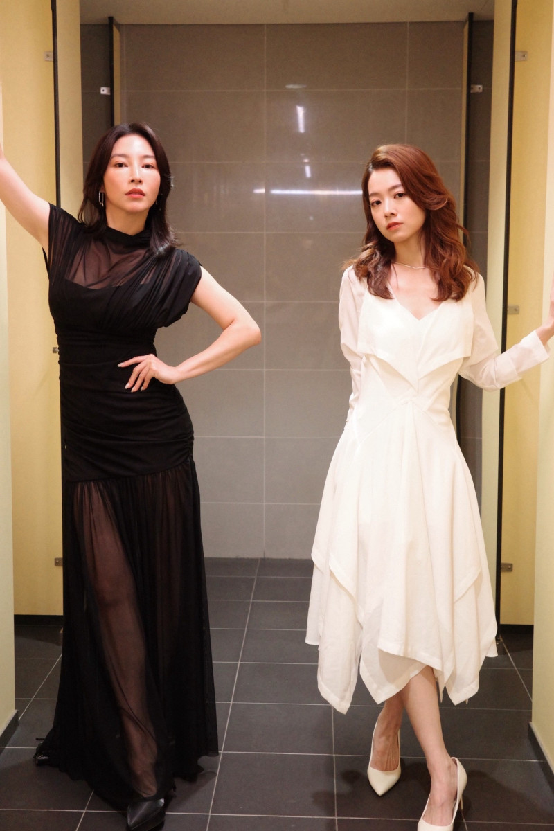 張家瑋（左）、程雅晨（右）在《好運來》互扯頭髮，下戲後秒對鏡頭擺拍。（民視提供）