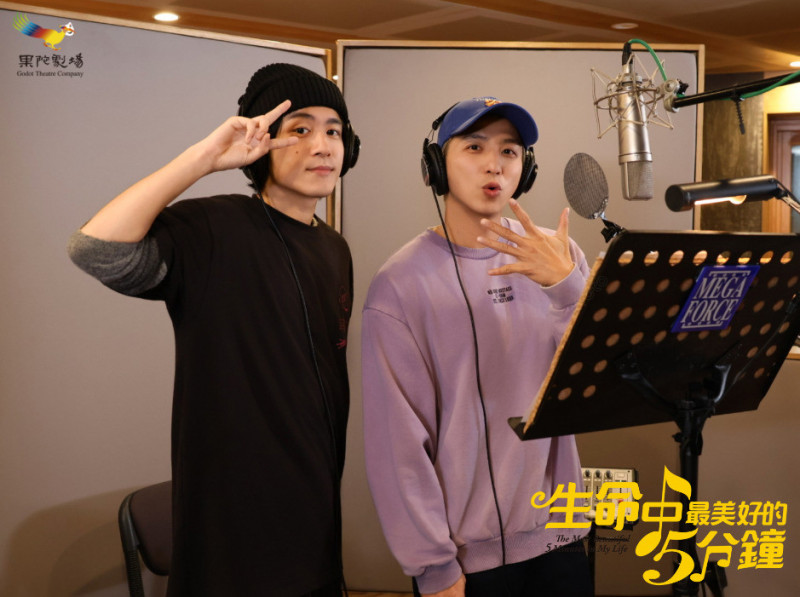 鎮萬鈞（左）、楊奇煜在《生命中最美好的5分鐘》有不少對手戲。（果陀劇場提供）