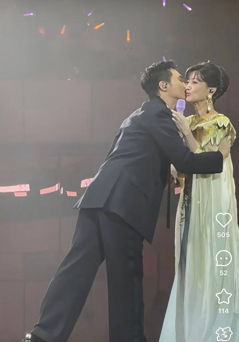 張智霖（左）驚喜現身趙雅芝的出道50週年紀念派對送吻。（翻攝自小紅書）