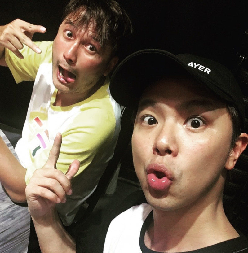 KID曬出與小鬼昔日合照，充滿兄弟間的默契與玩心。（翻攝自IG）