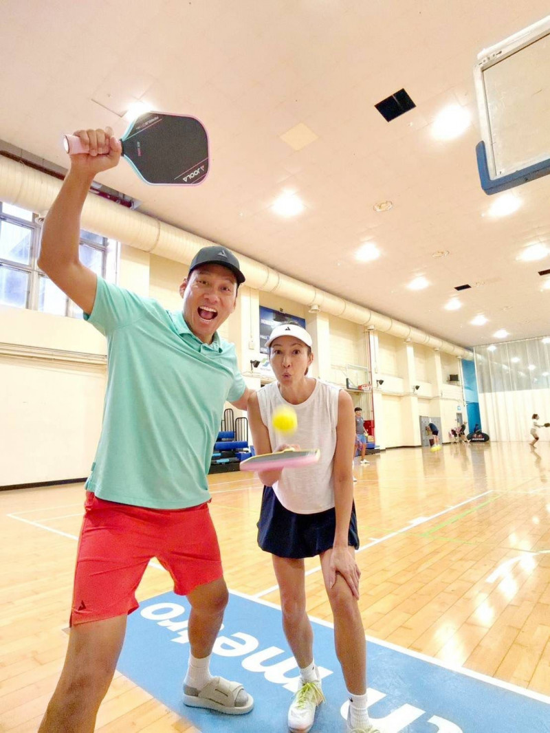艾力克斯（左）、李詠嫻迷上匹克球。（艾迪昇傳播提供）