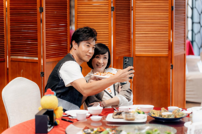 「阿鴻上菜」的陳鴻（左）、「煲湯教母」寶媽攜手擔任小幫手。（好看娛樂提供）