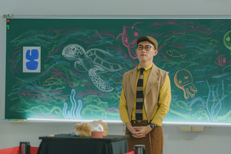 主持人視網膜開場宣布令人心臟爆擊的虐貓案。（小公視提供）