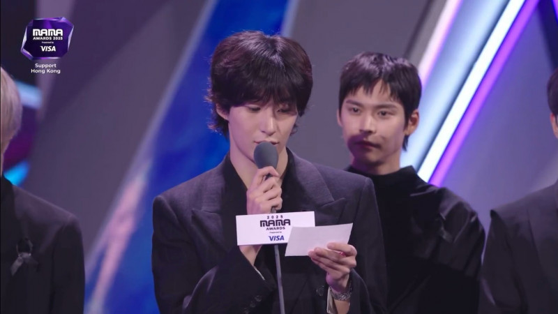RIIZE的Anton帶小抄上台，以粵語發表對香港大火的悼念。（翻攝自MyVideo）
