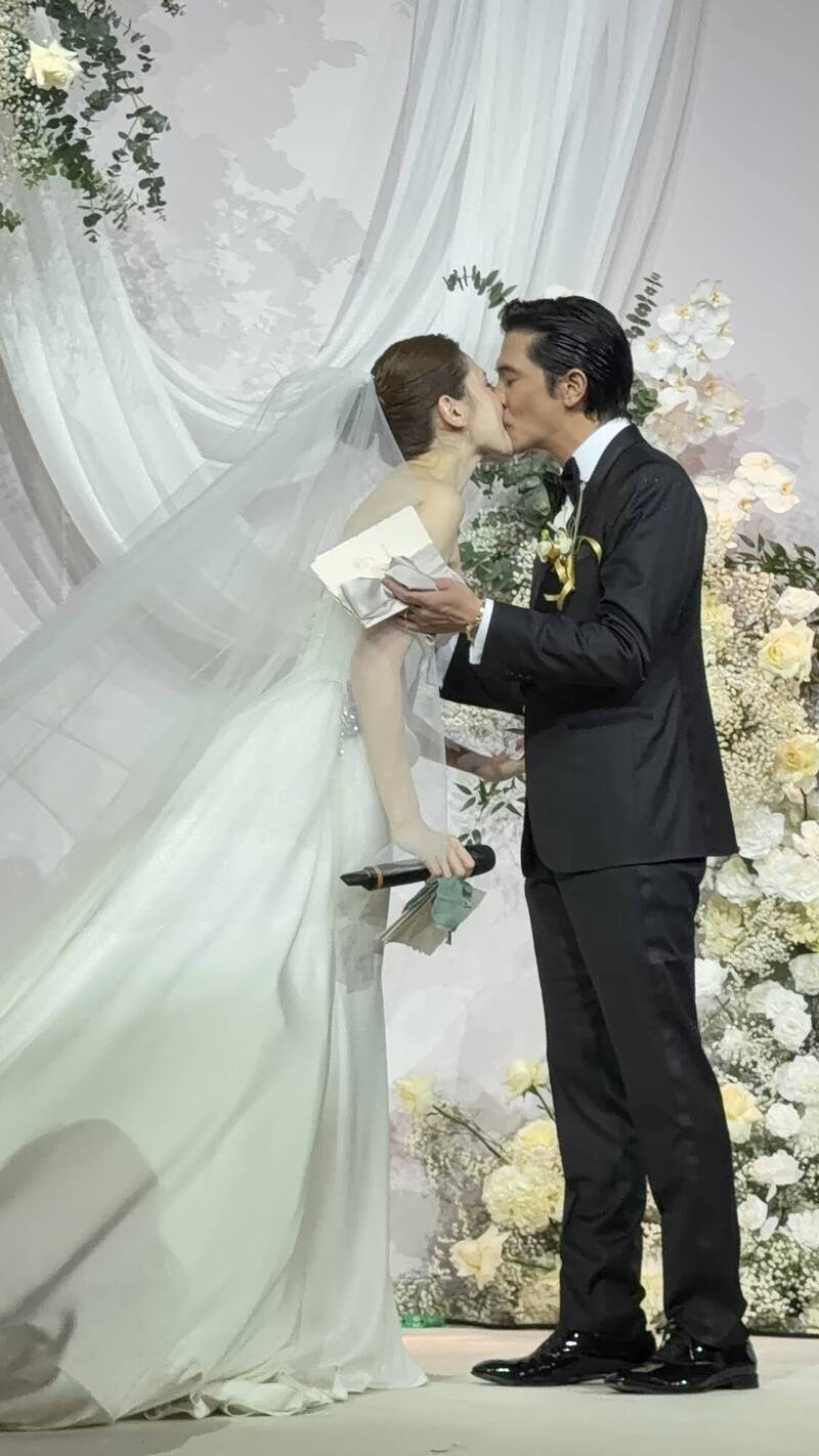 邱澤（右）、許瑋甯在舞台上熱吻。（讀者提供）