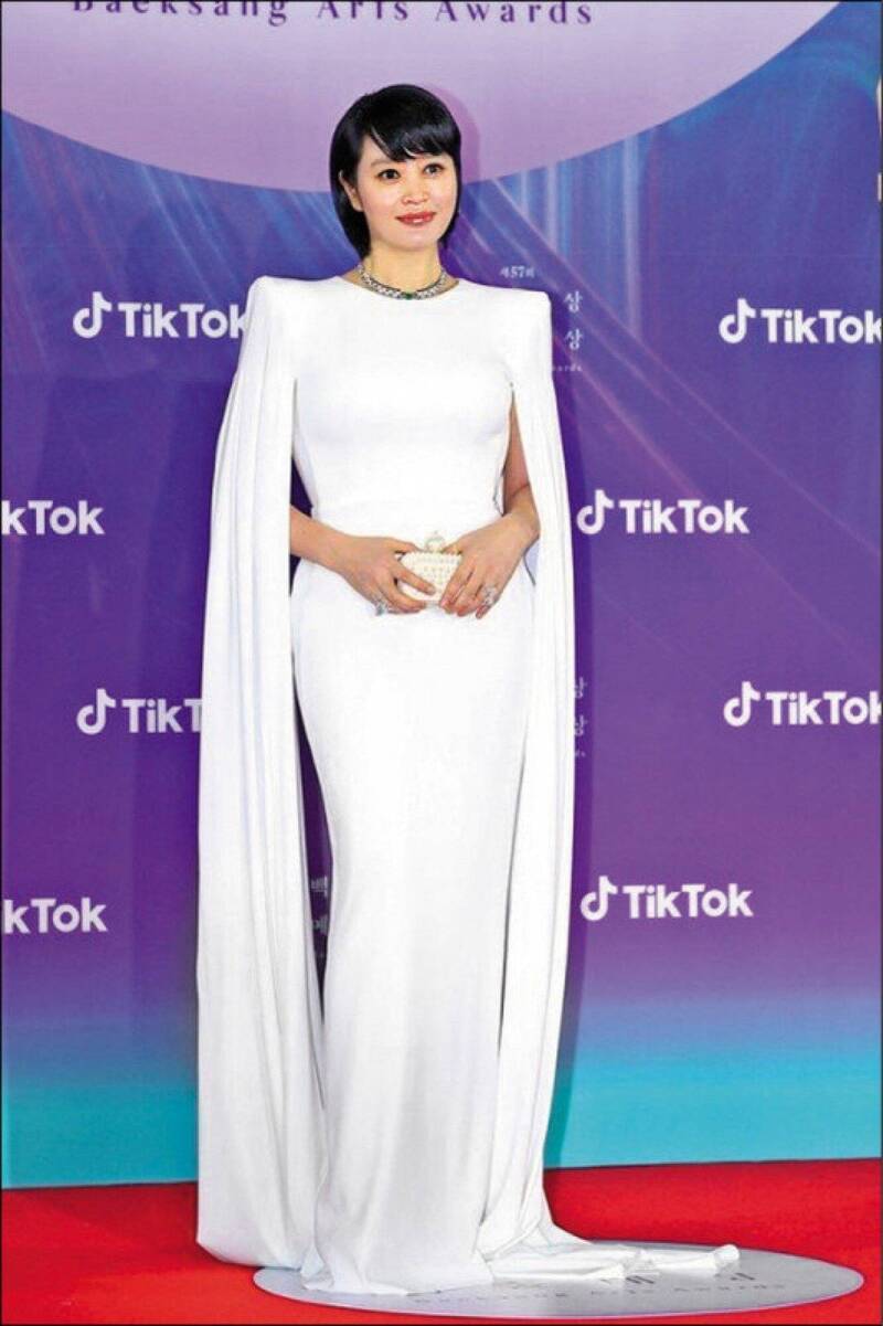 明（29）日主持人金憓秀典禮開場時向受難者與家屬致意。（翻攝自X）