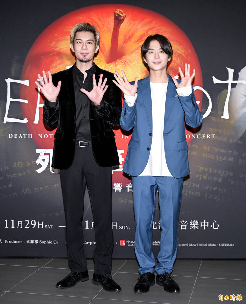 柿澤勇人（左）、小池徹平一起為《死亡筆記本》在北流接受訪問。（記者王文麟攝）