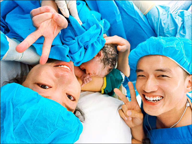 陳澤耀（右）開心迎前世情人，忍淚剪臍帶安慰老婆雲鎂鑫。（陳澤耀提供）