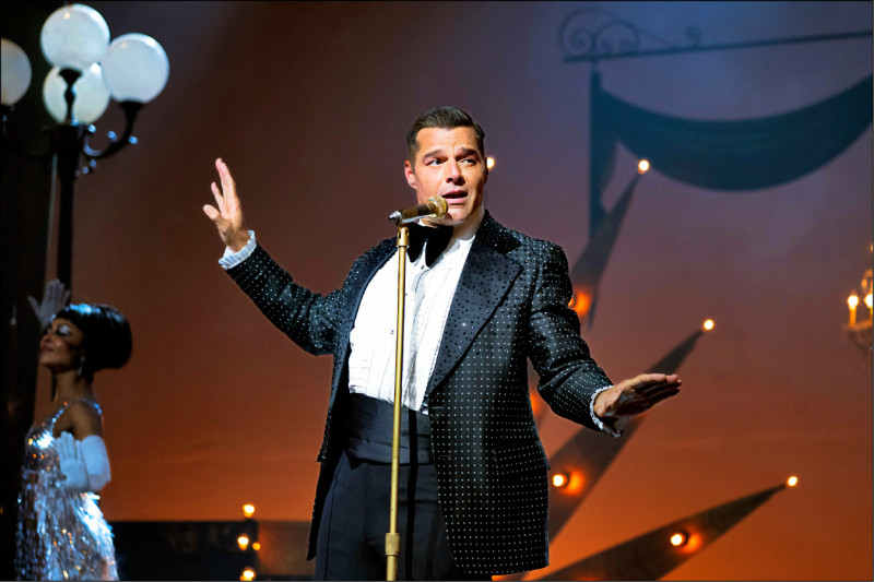 瑞奇馬汀在影集《媛夢棕櫚灘》第二季獻唱，笑言挑戰就是避免看起來像他本人。（Apple TV 提供）