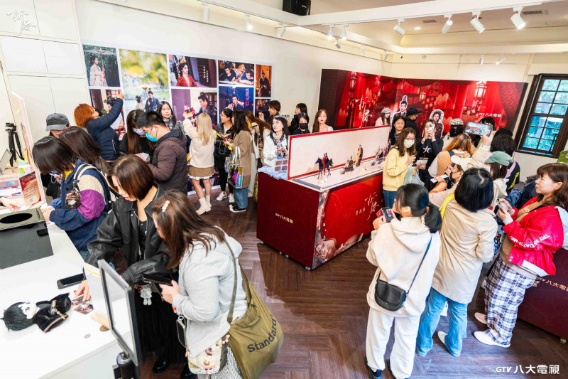 《折腰》特展活動首日登場，現場擠進500名粉絲入場搶先看。（八大電視提供）