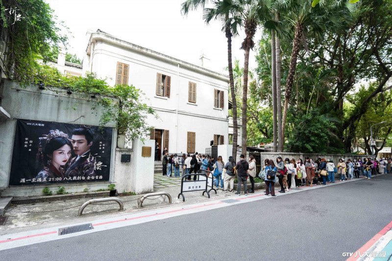 《折腰》特展活動首日登場，現場擠進500名粉絲入場搶先看。（八大電視提供）