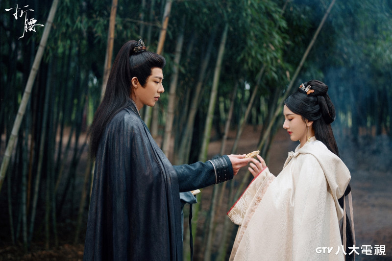 宋祖兒（右）在《折腰》與劉宇寧（左）相處後，彼此卸下防備仇恨、漸生愛意。（八大電視提供）