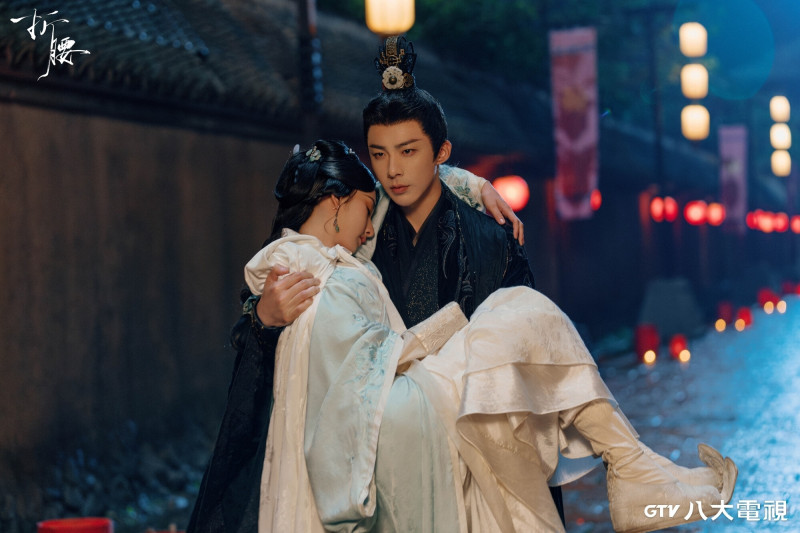 宋祖兒、劉宇寧在《折腰》情感互動變化，讓粉絲看得津津有味。（八大電視提供）