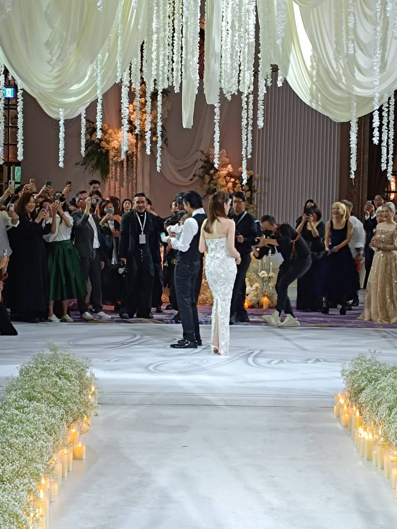 邱澤在婚宴上抱著三個月大的兒子Ina。（翻攝自臉書）