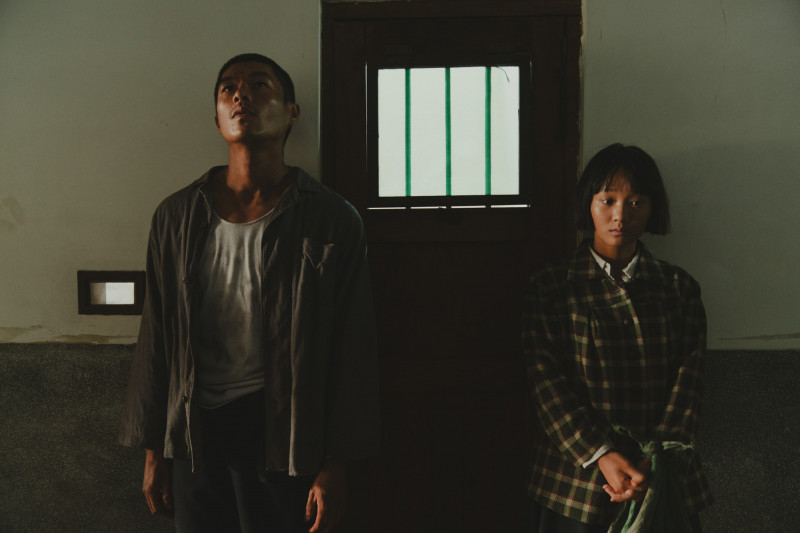 柯煒林（左）和方郁婷在《大濛》詮釋動盪不安大時代下的尋常人。（華文創提供）