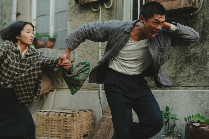 方郁婷（左）在《大濛》飾演從嘉義北上尋找哥哥的少女，在過程中受到柯煒林幫助。（華文創提供）